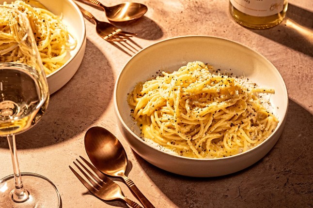 Cacio e Pepe (Spaghetti With Cheese and Black Pepper)